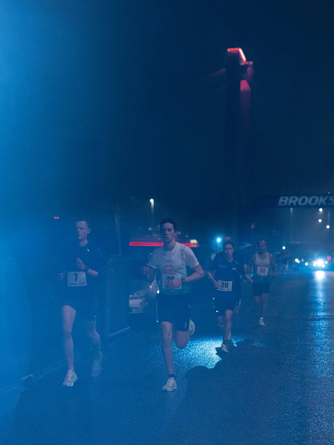 Hardlopers in de mist bij avondlicht