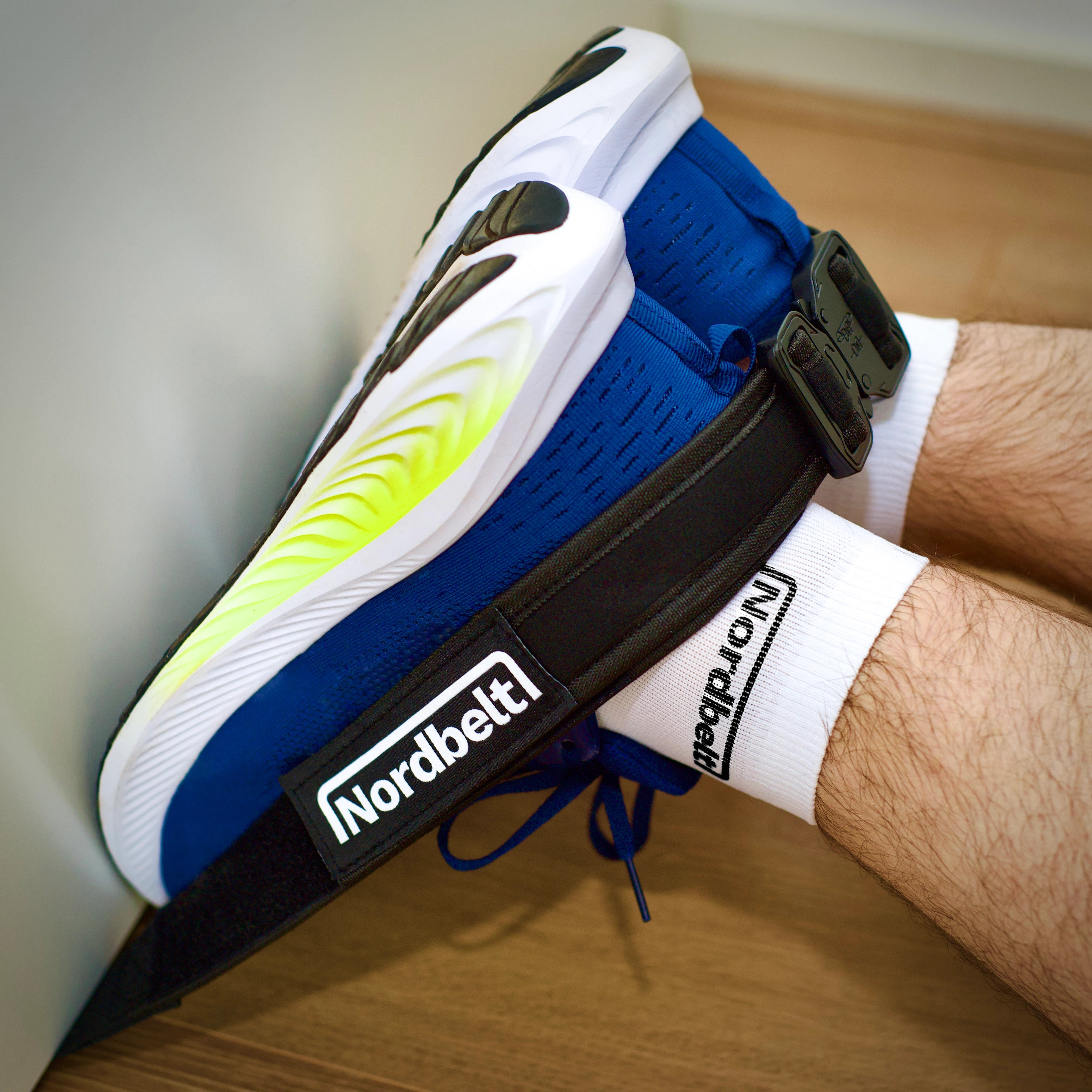 Nordbelt bevestigd aan deur voor Nordic hamstring curls thuis