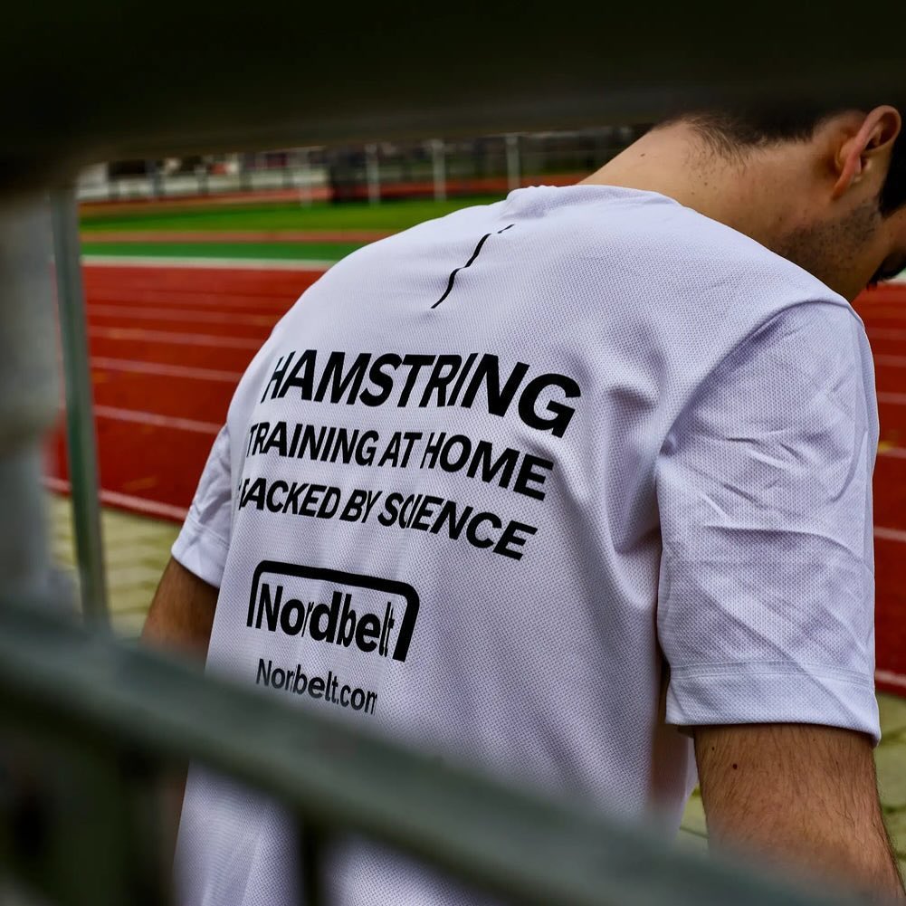 Hamstring training at home-shirt op de atletiekbaan
